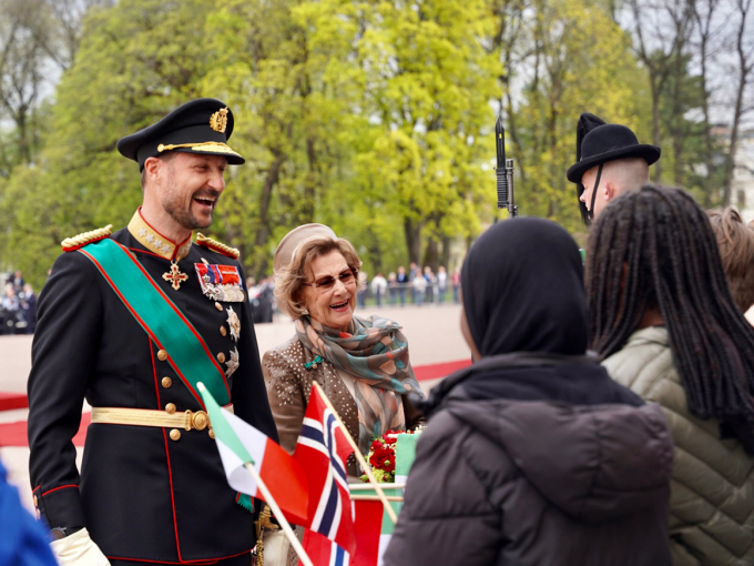 Crown Prince Haakon and Queen Sonja greeted some of those who had come to wish the visitors welcome in the Palace Square. Photo: Sara Svanemyr, The Royal Court